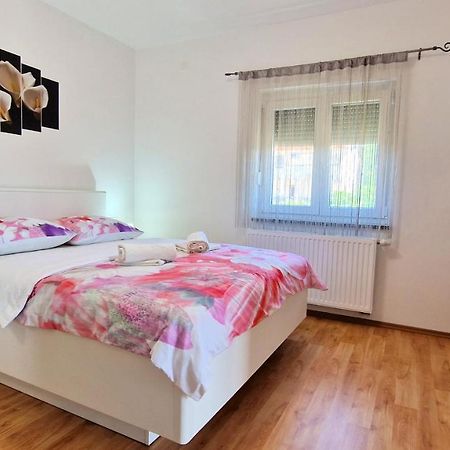 Apartments Pinezic Skrbčići Eksteriør bilde