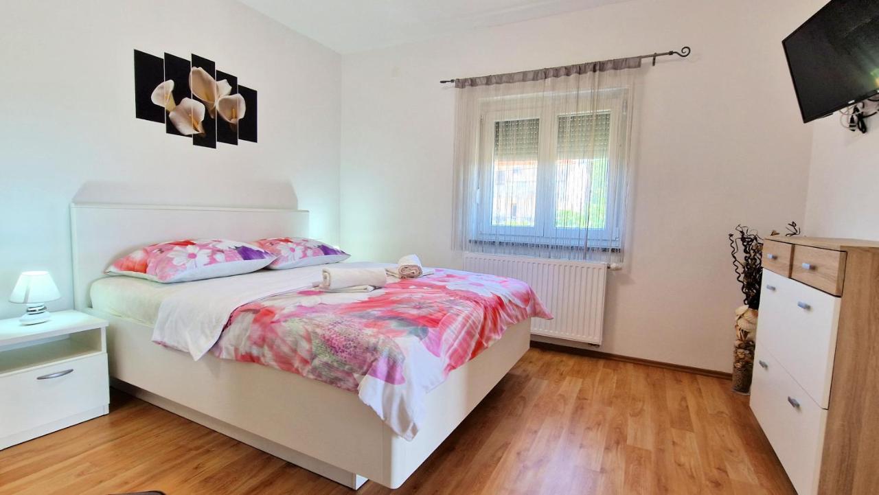 Apartments Pinezic Skrbčići Eksteriør bilde